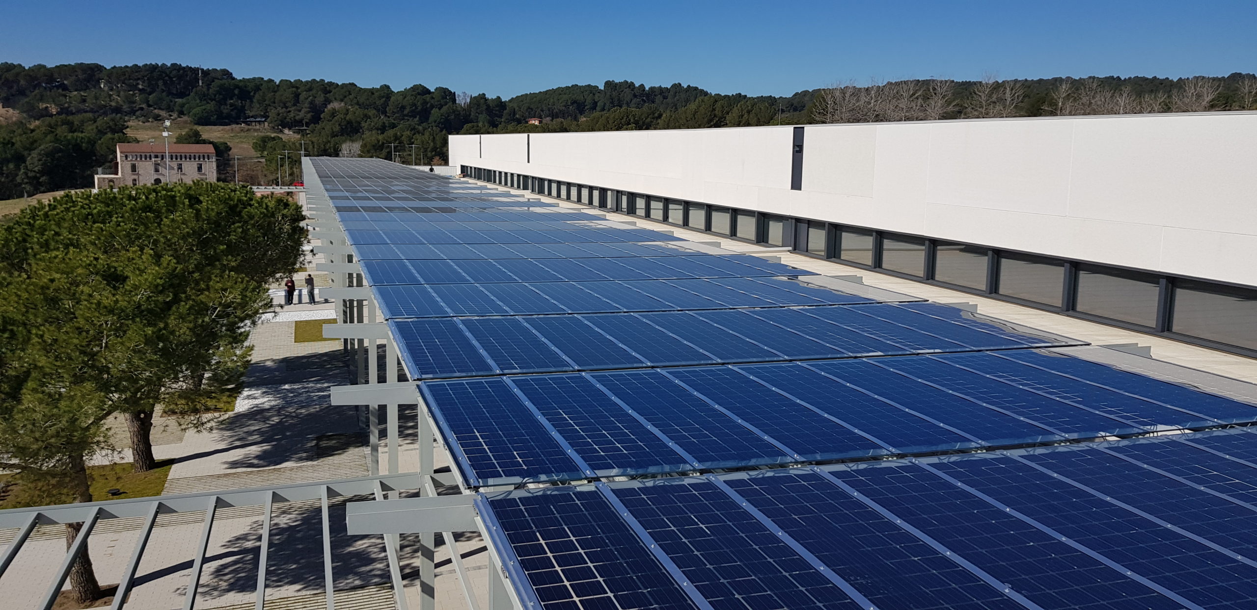 Instalación fotovoltaica industrial de autoconsumo sobre marquesina