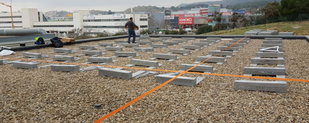 Instalación fotovoltaica industrial de autoconsumo sobre cubierta plana de grava y contrapesos de grandes dimensiones