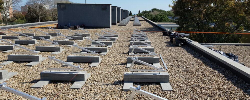 Instalación fotovoltaica industrial de autoconsumo con contrapesos de grandes dimensiones