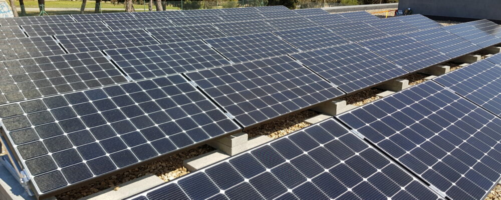 Instalación fotovoltaica industrial de autoconsumo con estructura inclinada mediante soportes tipo triangulo regulables independientes