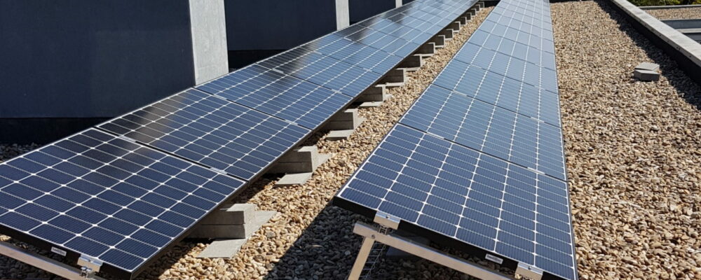 Instalación fotovoltaica industrial de autoconsumo con estructura inclinada mediante soportes tipo triangulo regulables