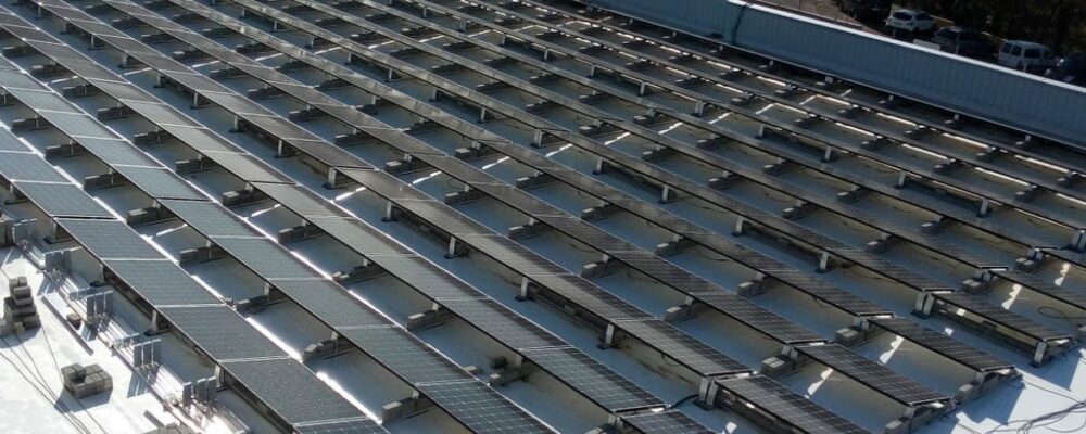 Instalación fotovoltaica industrial de autoconsumo con estructura inclinada mediante soportes fijación rápida