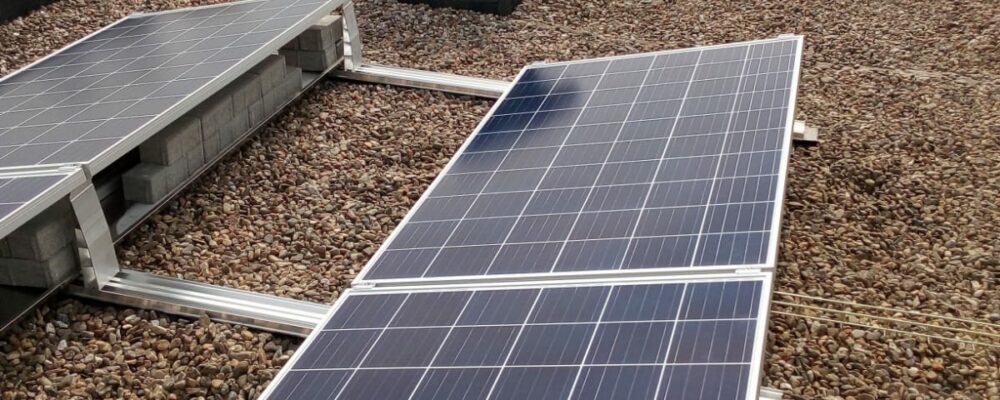 Instalación fotovoltaica industrial de autoconsumo con estructura con contrapesos continuos