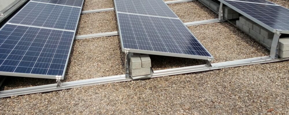 Instalación fotovoltaica industrial de autoconsumo con estructura continua y pequeños contrapesos