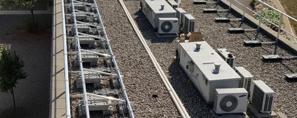 Instalación fotovoltaica industrial de autoconsumo sobre cubierta plana de grava