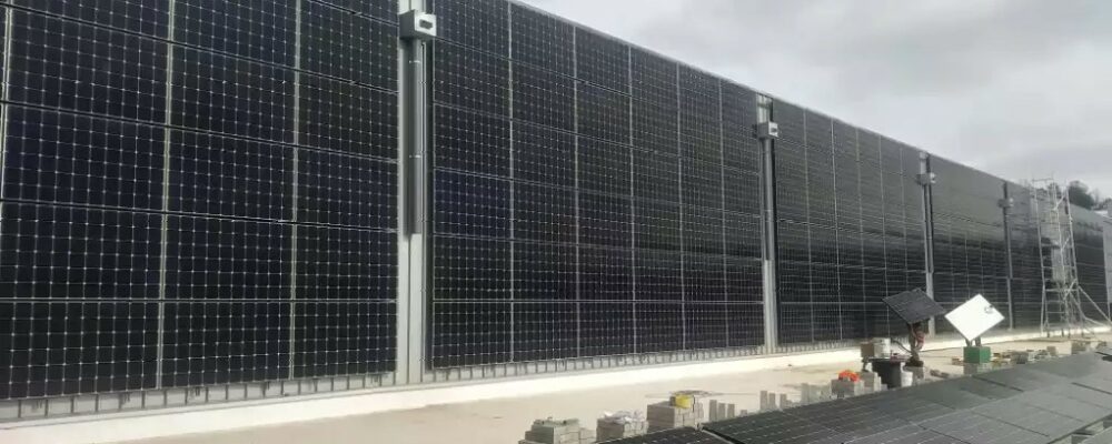 Instalación fotovoltaica industrial de autoconsumo en fachada de chapa grecada