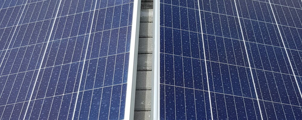 Instalación fotovoltaica industrial de autoconsumo con estructura inclinada dos pendientes y soportes plástico y contrapesos ligeros