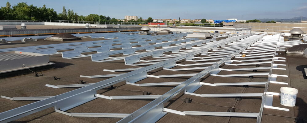 Instalación fotovoltaica industrial de autoconsumo con estructura de perfiles laminados en frío para contrapesos continuos