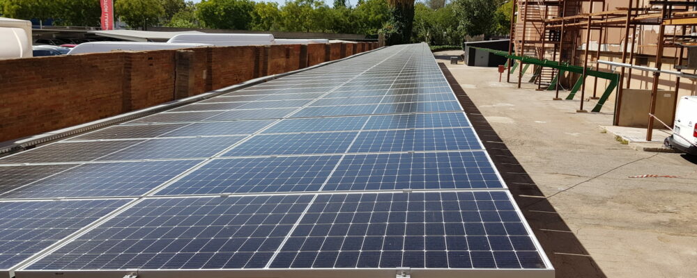 Instalación fotovoltaica industrial de autoconsumo sobre marquesina de perfiles laminados en frio