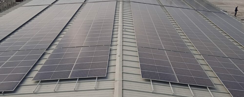 Instalación fotovoltaica industrial de autoconsumo sobre cubierta de panel sandwich