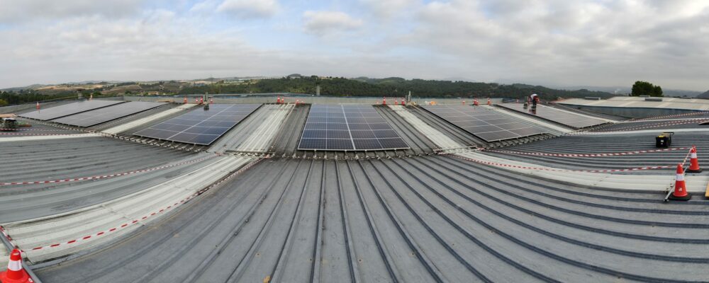 Instalación fotovoltaica industrial de autoconsumo sobre cubierta inclinada de chapa grecada con lucernarios de policarbonato