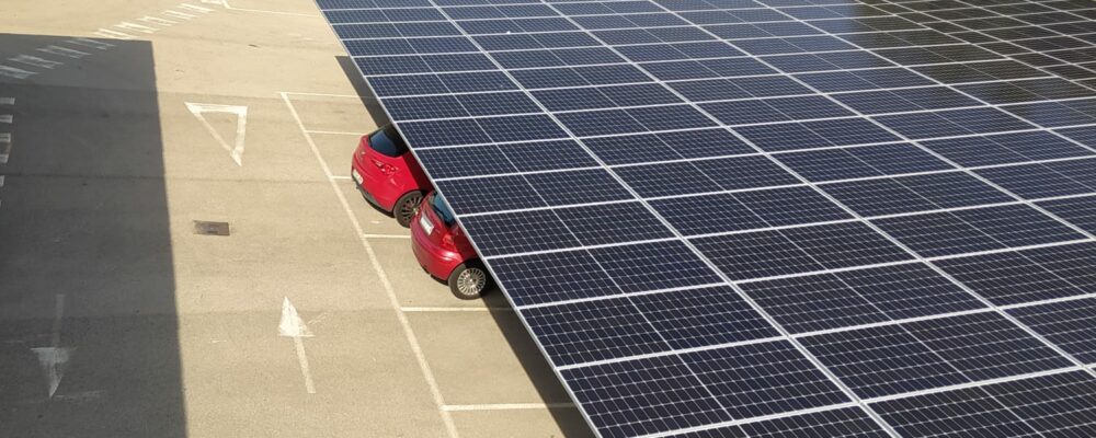 Instalación fotovoltaica industrial de autoconsumo sobre marquesina de aparcamiento de coches