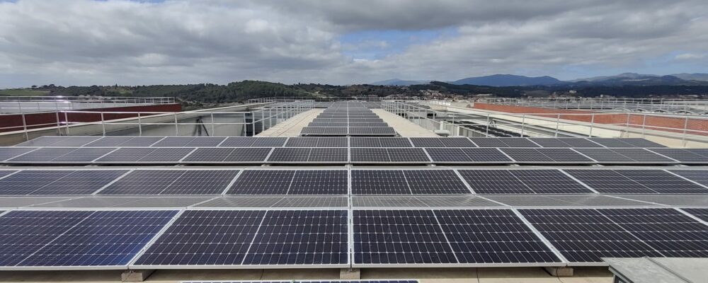 Instalación fotovoltaica industrial de autoconsumo con estructura inclinada dos pendientes