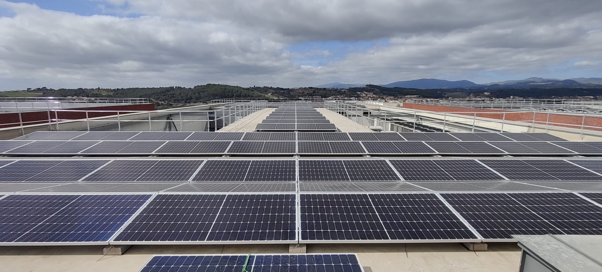 Instalación fotovoltaica industrial de autoconsumo con estructura inclinada dos pendientes