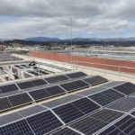Instalación fotovoltaica industrial de autoconsumo con estructura inclinada dos pendientes sin regulación
