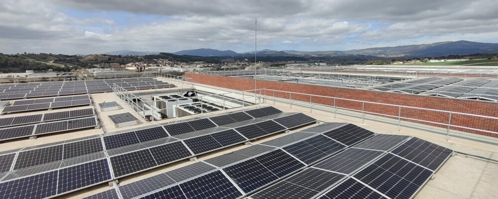 Instalación fotovoltaica industrial de autoconsumo con estructura inclinada dos pendientes sin regulación