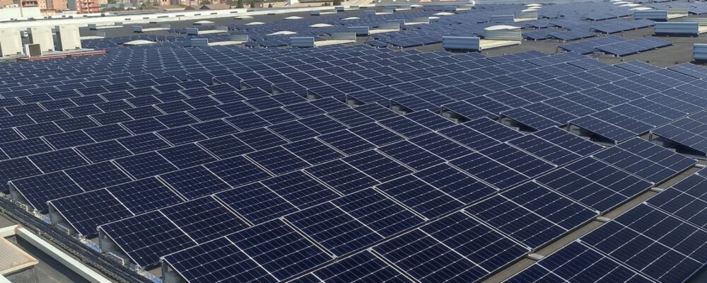 Instalación fotovoltaica industrial de autoconsumo con estructura inclinada de una pendiente de fijación rápida