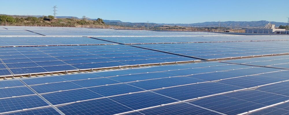 Instalación fotovoltaica industrial de autoconsumo con estructura coplanar en cubierta inclinada