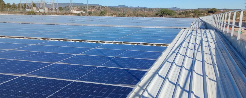 Instalación fotovoltaica industrial de autoconsumo sobre cubierta inclinada de chapa grecada